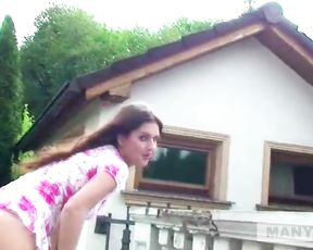 Intense outdoor jilling of a shameless brunette